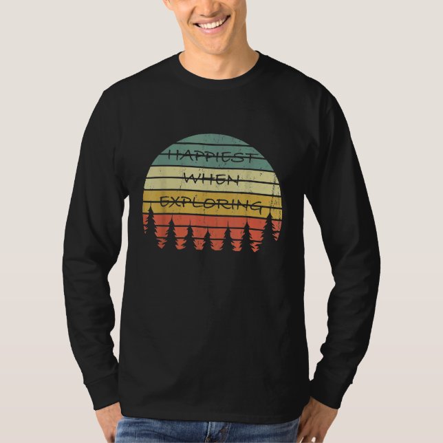 Camiseta Acampamento Retro Mais Feliz Ao Explorar Floresta  (Frente)