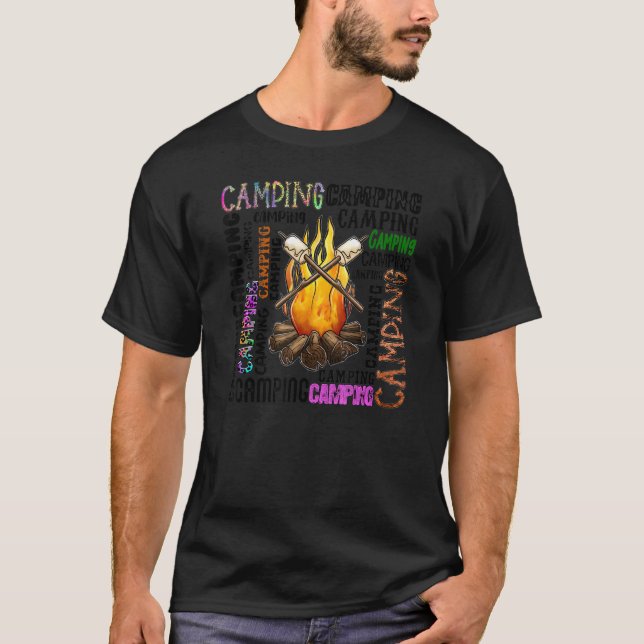 Camiseta Acampamento Typografia Feliz Acampamento Vitalício (Frente)
