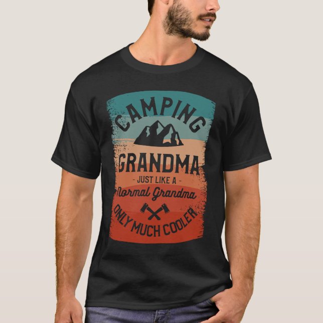 Camiseta Acampando A Vovó Como Uma Vovó Normal Apenas Mu (Frente)