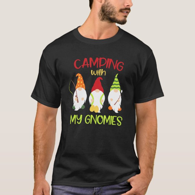 Camiseta Acampando Com Meus Gnomies Acampamento Camping Car (Frente)