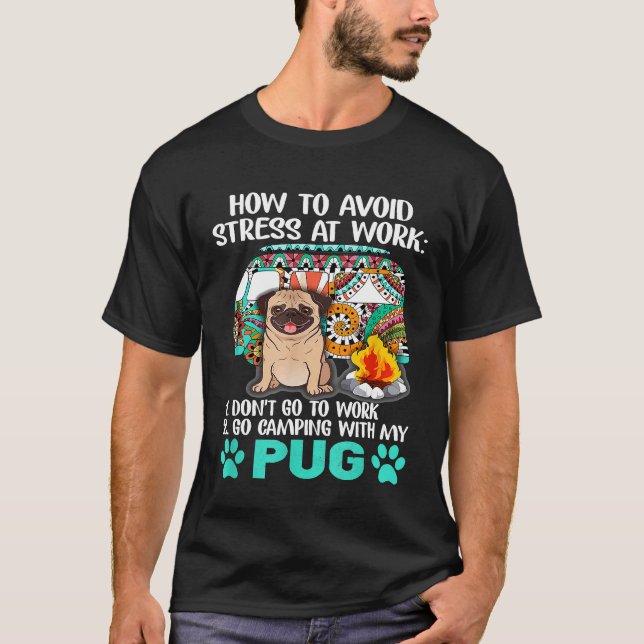 Camiseta Acampando com Pug para Evitar o Estresse (Frente)