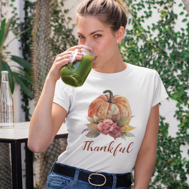 Camiseta Ação de Graças de Orquestra Laranja Feliz de Outon (Thankful Orange Pumpkin Thanksgiving Women T-Shirt)