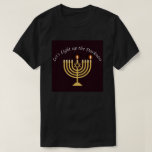 Camiseta Acenda a escuridão Hanukkah Menorah<br><div class="desc">Um presente de excelente para hanukkah! Vamos Acende A Escuridão!</div>