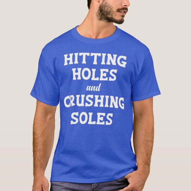 Camiseta Acertando Buracos E Esmagando Solas Cornhole engra (Frente)