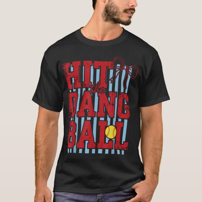 Camiseta Acerte a Droga Bola Dia de Jogo Retro Mãe de Softb (Frente)