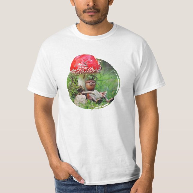 Camiseta Acorn elf lendo um livro na floresta (Frente)