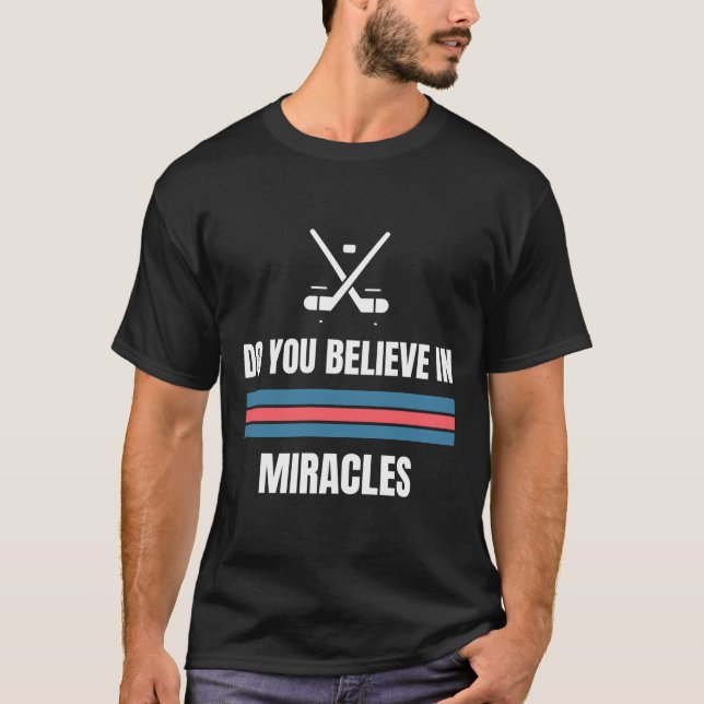 Camiseta Acredita Em Milagres Hockey Americano? (Frente)