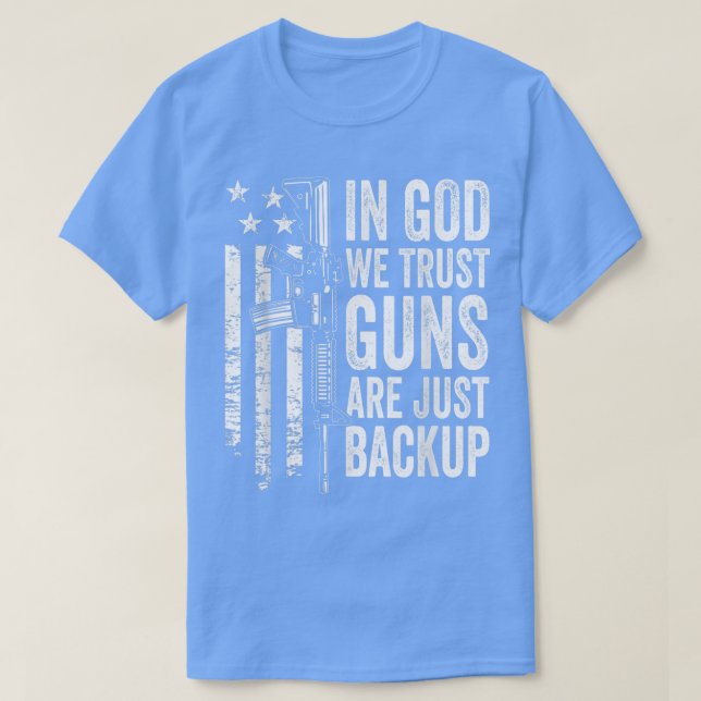 Camiseta Acreditamos Que Armas São Apenas Backup De Arma US (Frente do Design)