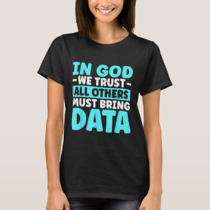 Camiseta Acreditamos Que Todos Os Outros Devem Trazer Dados