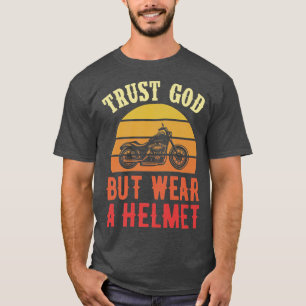 Camiseta Acredite Em Deus, Mas Vista Um Capacete Engraçado,