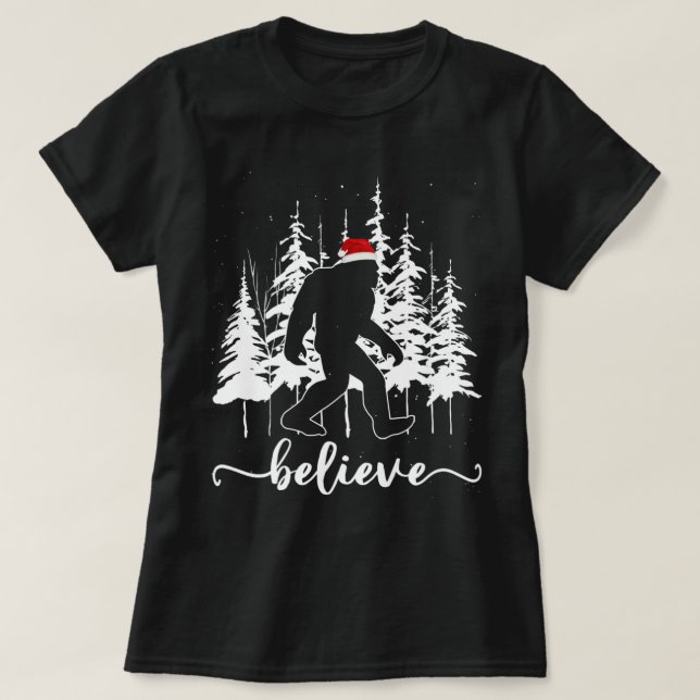 Camiseta Acredite em Papais noeis de Luz Bigfoot em Árvore  (Frente do Design)