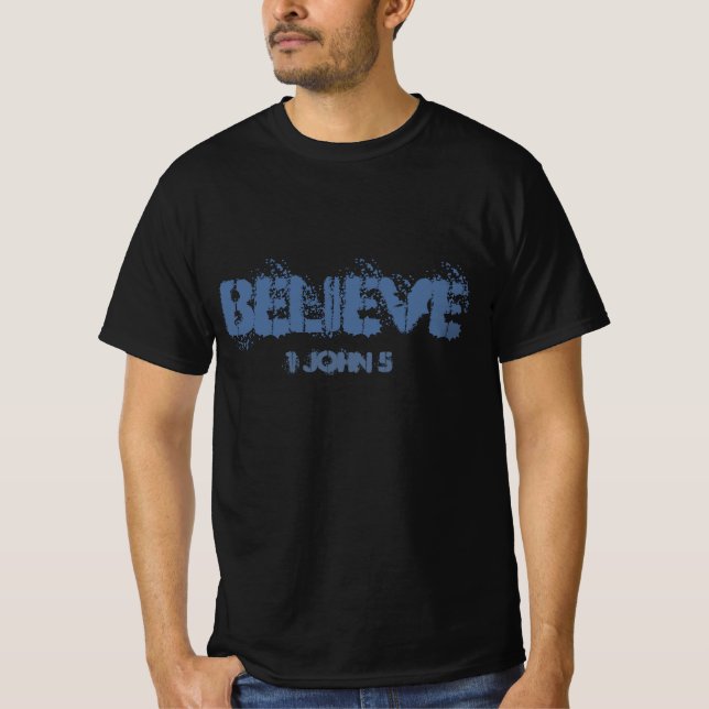 Camiseta Acredite em preto com letra azul 1 John 5 (Frente)