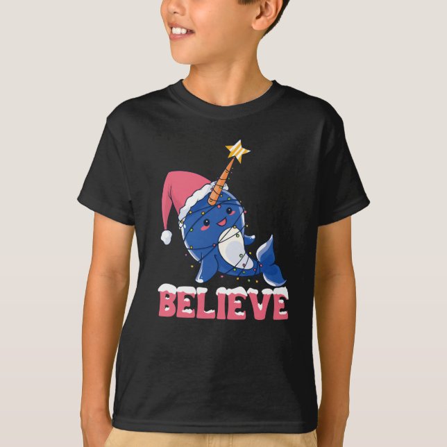 Camiseta Acredite nas Luzes de Fada de Neve de Natal Narwha (Frente)
