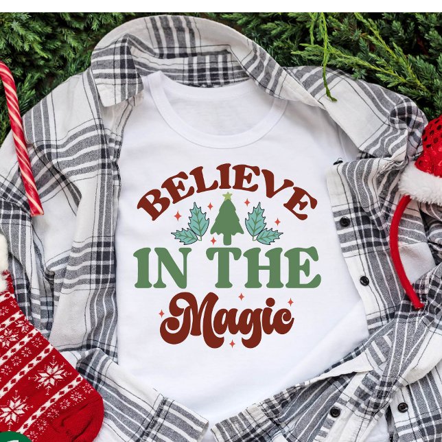 Camiseta Acredite nas mágicas Férias de Natal (Believe in the magic Retro Christmas Holidays T-Shirt)