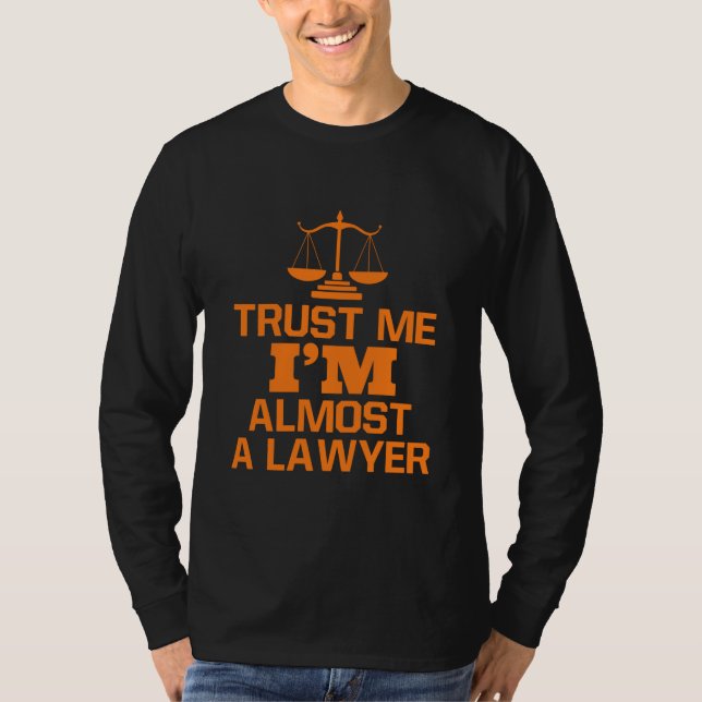 Camiseta Acredite Que Sou Quase Um Advogado (Frente)