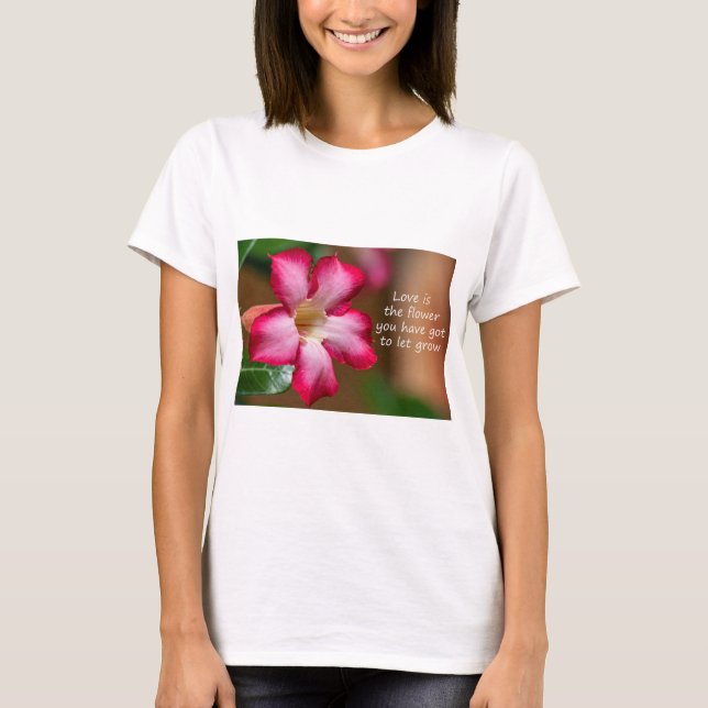 Camiseta Adenium Obesum, flor rosa, também conhecida por Ro (Frente)