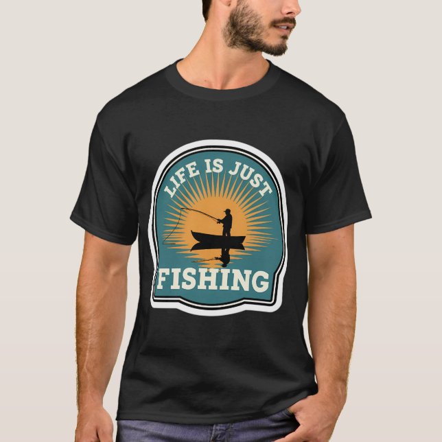 Camiseta Adesivo de Insígnia de Pesca de Vida Simples (Frente)