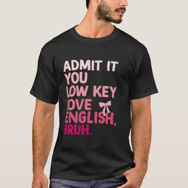 Camiseta Admita-O Você Ama Baixo Inglês Bruh coquette fu (Frente)