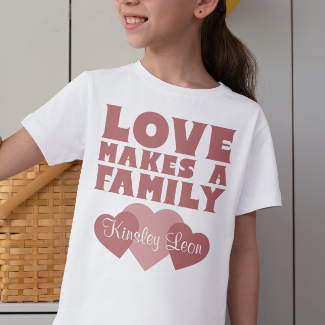 Camiseta Adoção Corações "O Amor Faz Uma Família" Nome Pers ("love makes a family" adoption day t-shirt. Pink with roses and custom name)