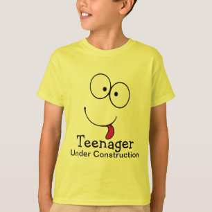Camiseta Adolescente sob a cara engraçada da construção