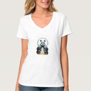Camiseta ADOM "Panda Paradise Found" decote em V f