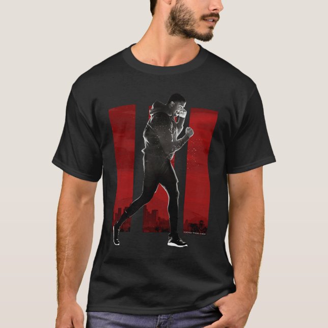 Camiseta Adonis Creed posado bem no vermelho III (Frente)