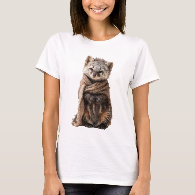 Camiseta Adorable Baby Raccoon Illustration with Wool Scarf (Frente)