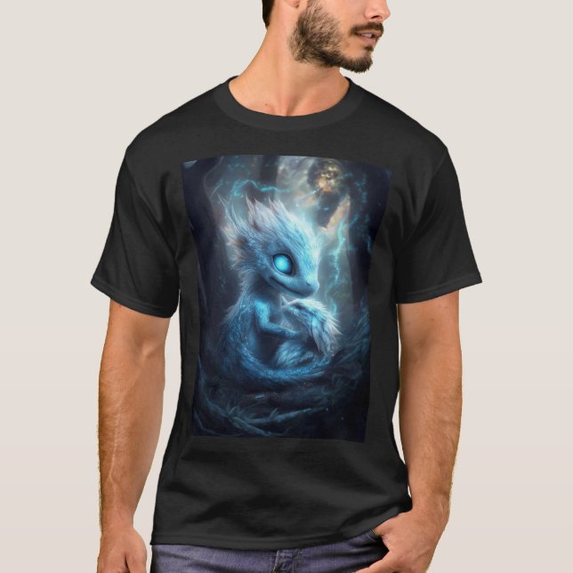 Camiseta Adorable Bébé Dragon dans une Forêt Enchantée (Frente)