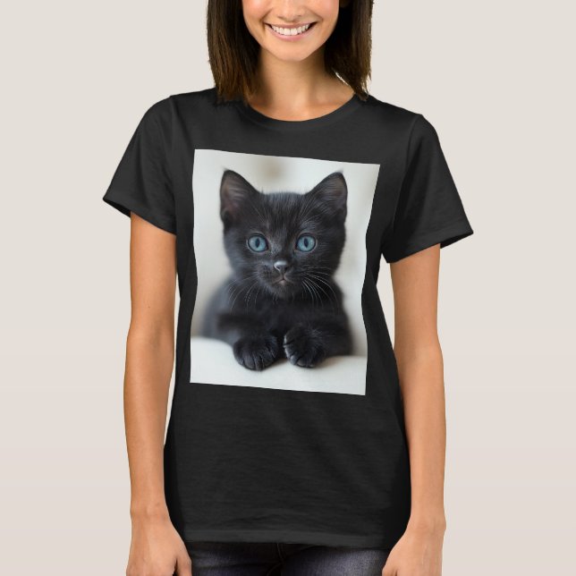 Camiseta Adorable Black Kitten with Striking Blue Eyes Port (Frente)