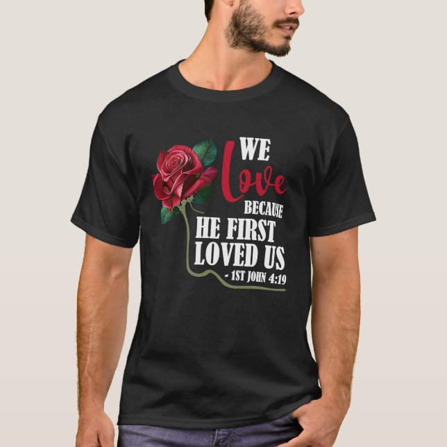Camiseta Adoramos Bíblia Verso 1rua John 419 Rosa Flor Chri (Frente)