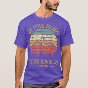 Camiseta Adoramos Porque Ele Nos Amava Pela Primeira Vez Em