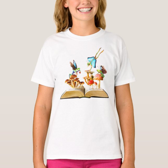 Camiseta Adoráveis Sapos Fairies sobre um Livro de Cogumelo (Frente)