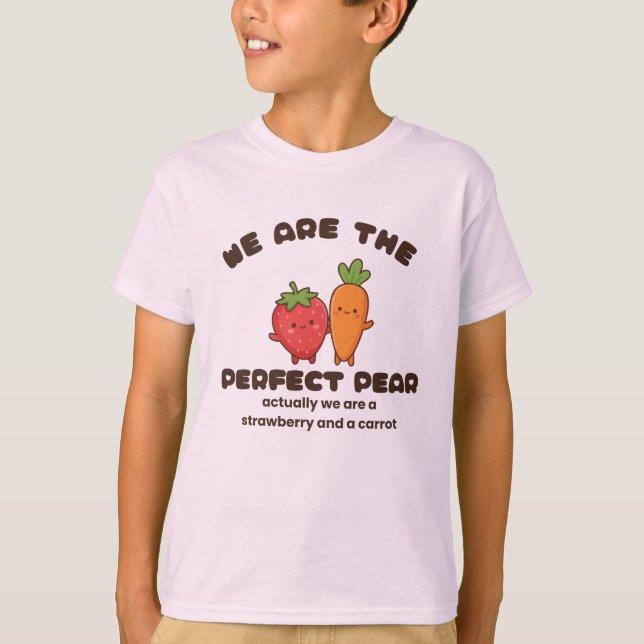 Camiseta Adorável Design de Personagem de Morango e Cenoura (Frente)