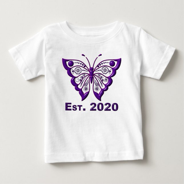 Camiseta Adoravelmente Fofo “Est. 2020 Borboleta Roxa” (Frente)