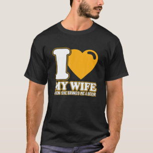 Camiseta Adoro Minha Esposa Quando Ela Me Traz Uma Cerveja