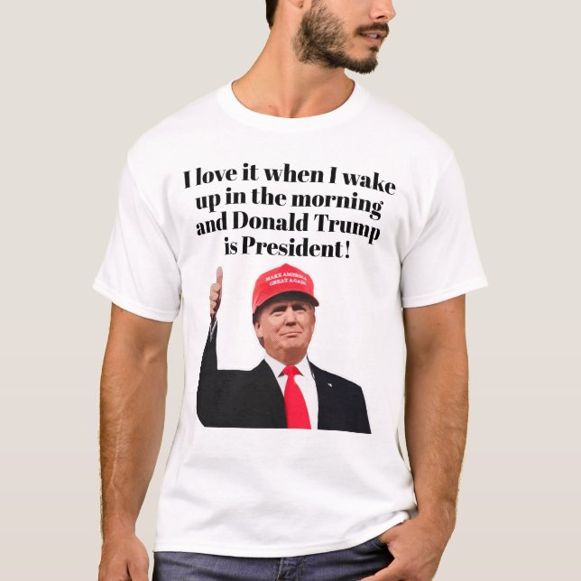 Camiseta Adoro quando Acordar Donald Trump é o Presidente (Frente)
