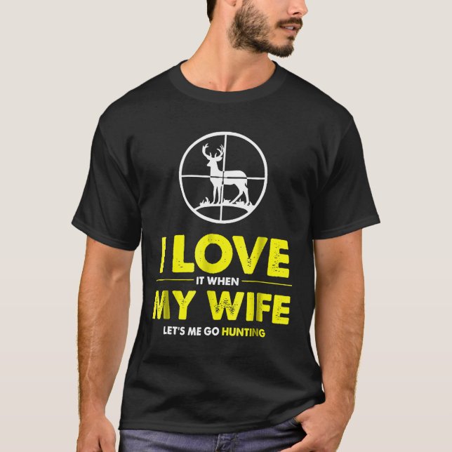 Camiseta Adoro Quando Minha Esposa Me Deixa Caçá-Lo. (Frente)