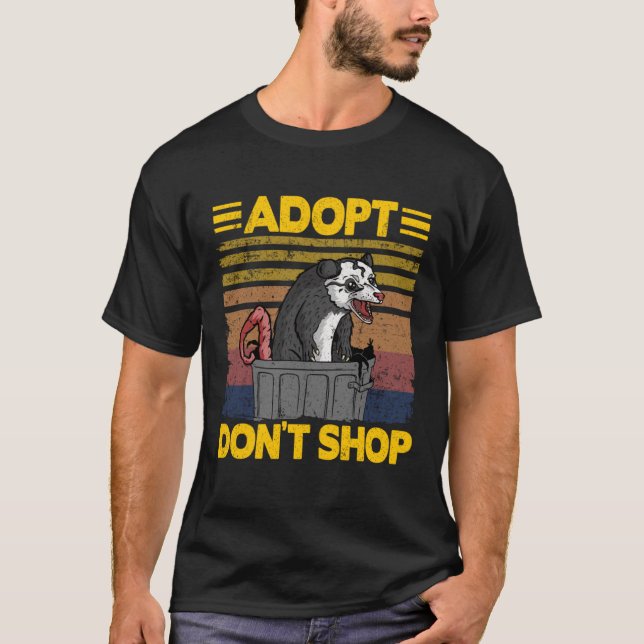 Camiseta Adotar Não Comprar "Ogambm Meme Trash Can Possum" (Frente)