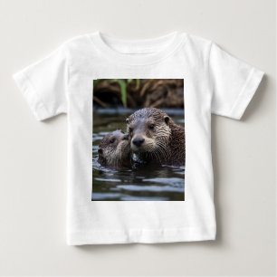 Camiseta Adrift in Love: Mamãe e Bebê Otter In River
