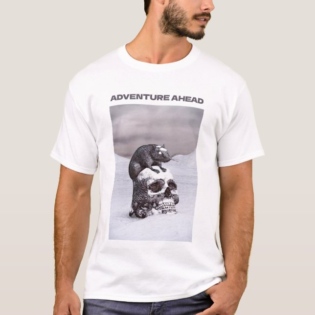 Camiseta Adventure Ahead. Rat on skull in snow (Frente)