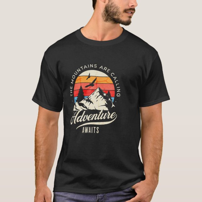 Camiseta Adventure Await  Wilderness Camping (Frente)