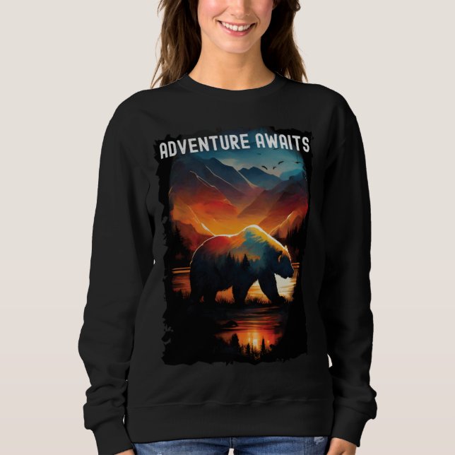 Camiseta Adventure Awaits bear hiking camping mountains (Frente)