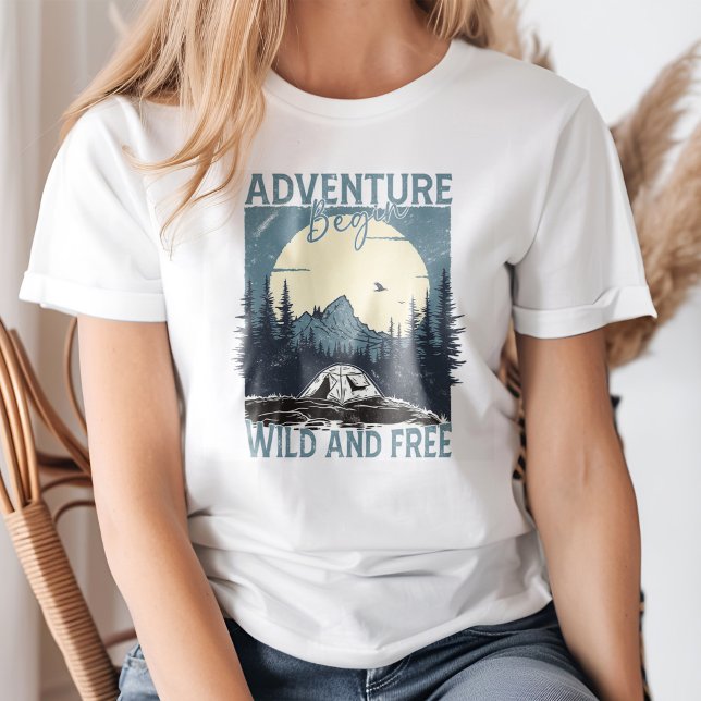 Camiseta "Adventure Begin" Montanha Plena Paisagem ("Adventure Begin" Mountain Full Moon Landscape T-Shirt on a young woman.)