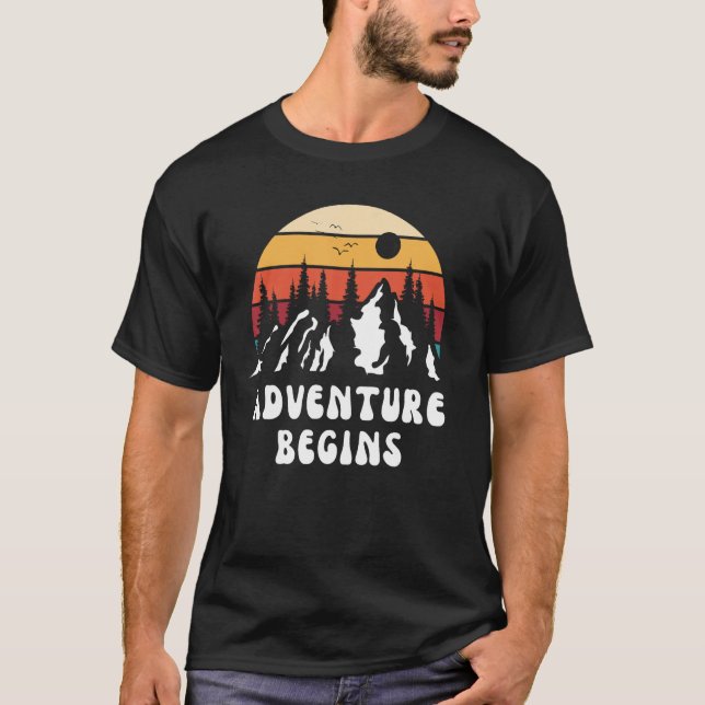 Camiseta Adventure Begins Mountain Nature Hiking Travel Roa (Frente)