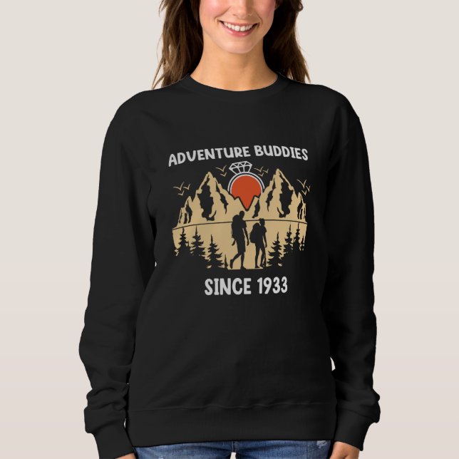 Camiseta Adventure Buddies Since 1933 Hiking Partner (Frente)