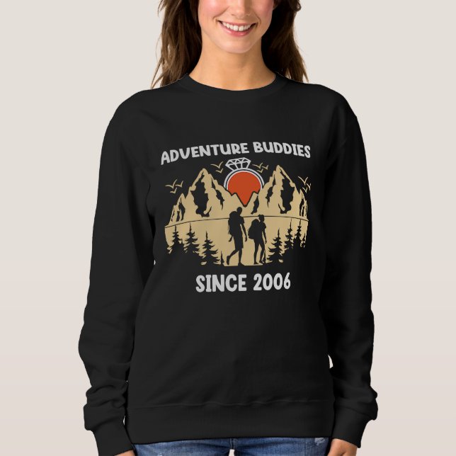 Camiseta Adventure Buddies Since 2006 Hiking Partner (Frente)