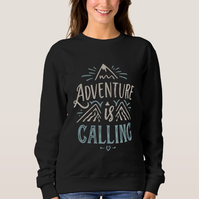 Camiseta Adventure Está Chamando A Nature Lover De Acampame (Frente)