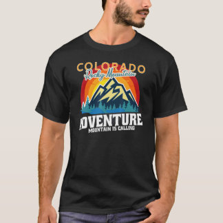 Camiseta Adventure Está Chamando O Monte De Hiquem Do Color