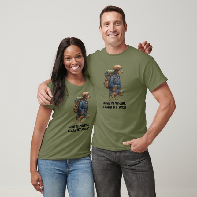 Camiseta Adventurous Dachshund Hiker Home Is Where My Pack (Unissex)