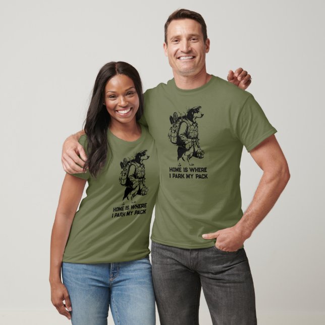 Camiseta Adventurous Dachshund Hiker Home Is Where My Pack (Unissex)